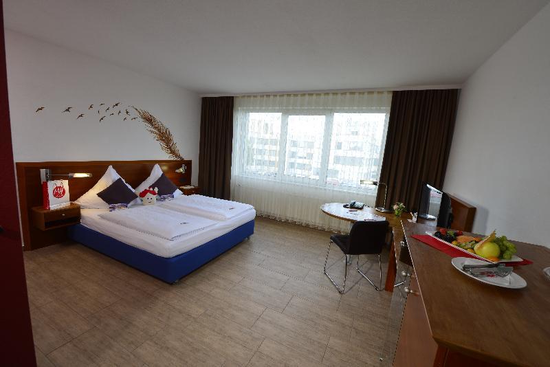 Michel Hotel Frankfurt Airport Рюссельхайм Экстерьер фото